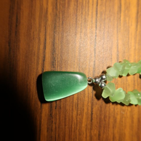 Light Green Stone Necklace/Pendant and Matching Dangle Earrings - Picture 4 of 7